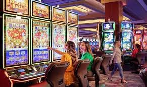 ဘောလုံးပွဲကြည့်ရင်း Live Betting ကစားသမားများ